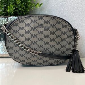 Michael Kors Ginny Medium Messenger Crossbody MK Signature Bag 30H6TGNM2V Black‎